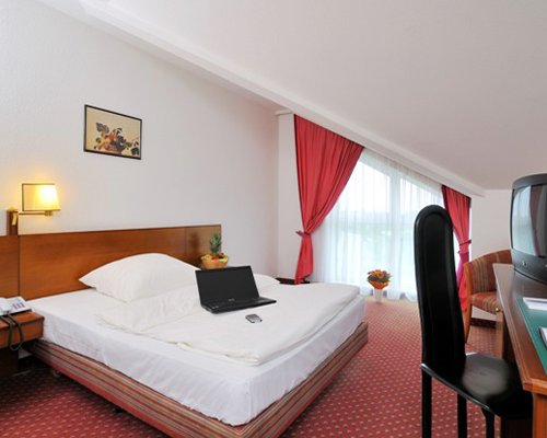 Quality Hotel Dresden-4 Nights #RA09 - фото