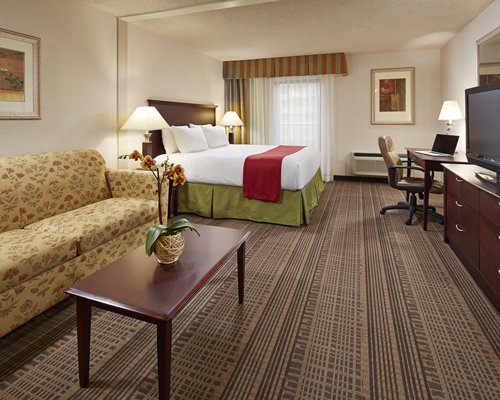 Holiday Inn and Suites Santa Maria - 3 Nights #RM32 - фото