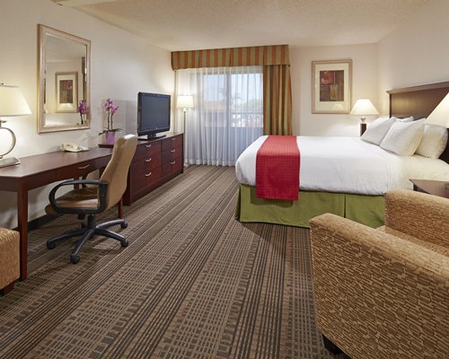 Holiday Inn and Suites Santa Maria - 3 Nights #RM32 - фото